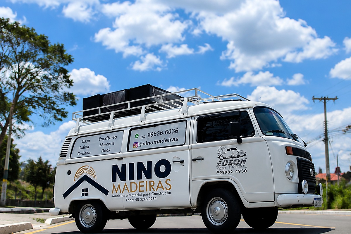Kombi da Edson Som Volante em uma campanha de divulgação personalizada